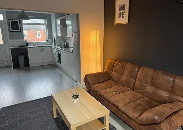 Modern 4 Bed House Close To City Centre